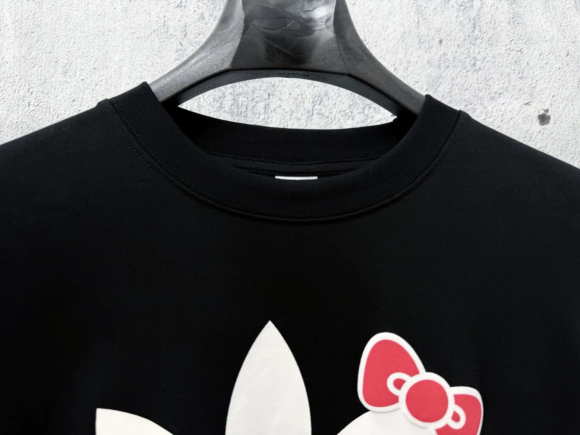 [Hellokitty Adidas] Adidas co-branded three-dimensional foam bow printed short-sleeved round-neck T-shirt. 280 grams of pure cotton double-sand fabric. Original original label. Can be worn up to 200 pounds. All fabrics have been shrunk in advance. Quality. What you see is what you get. The version will not change after washing. Distinguish the market. Part of the disposable clothes. The three-label packaging is complete and the original version is restored. Customized for men and women. Same Style Versatile comparison. Classic Size: Xs-L